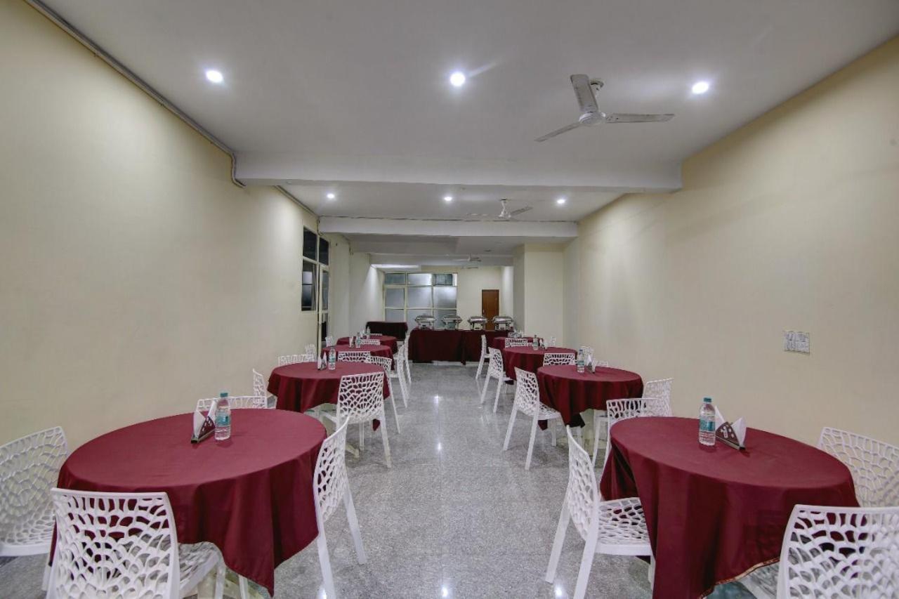 Hotel Premier Noida 135 Exteriör bild