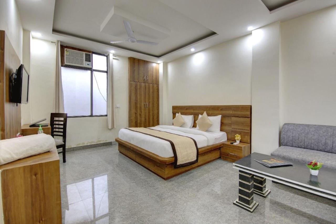 Hotel Premier Noida 135 Exteriör bild
