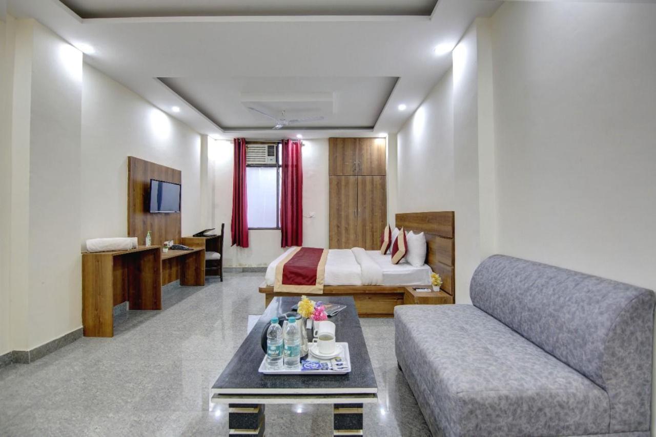 Hotel Premier Noida 135 Exteriör bild