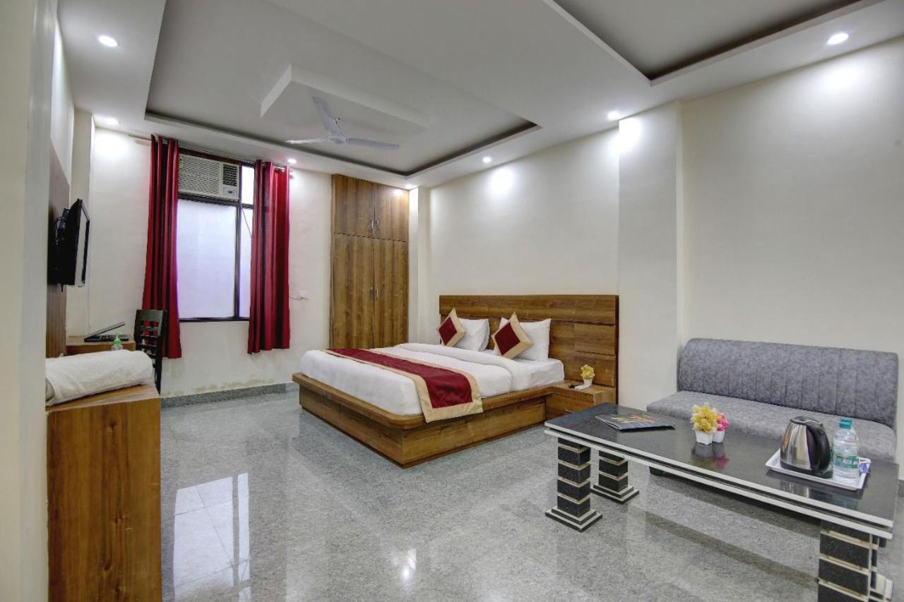Hotel Premier Noida 135 Exteriör bild
