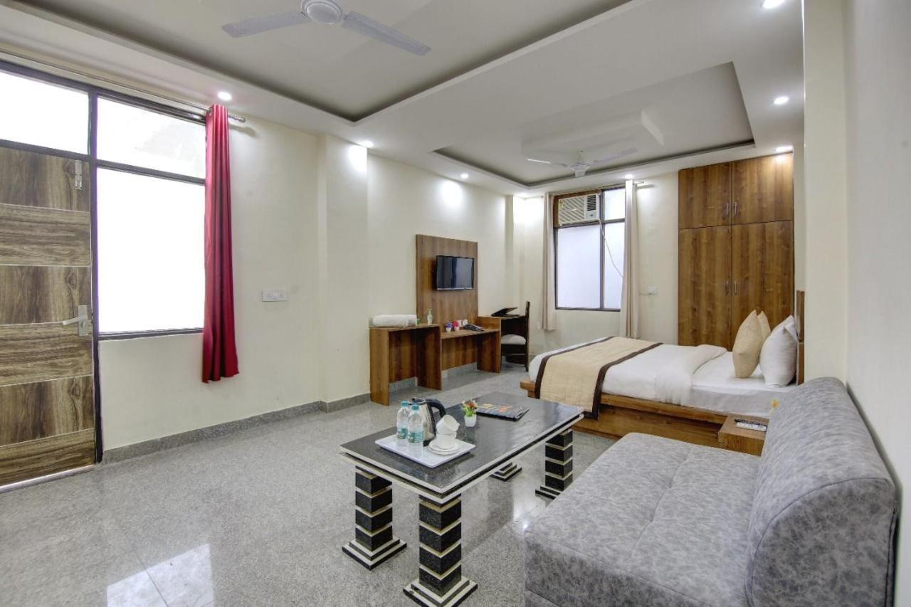 Hotel Premier Noida 135 Exteriör bild