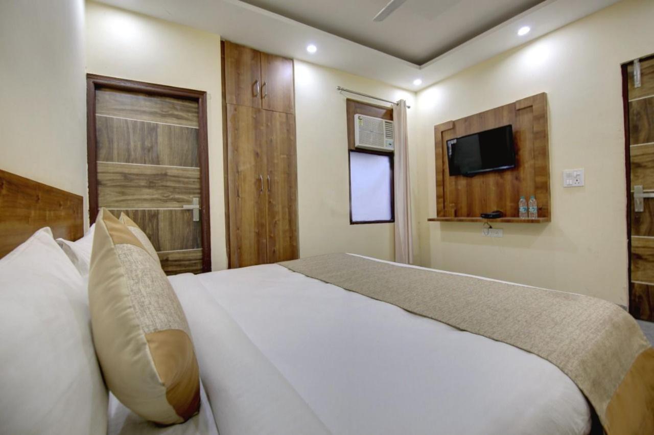 Hotel Premier Noida 135 Exteriör bild