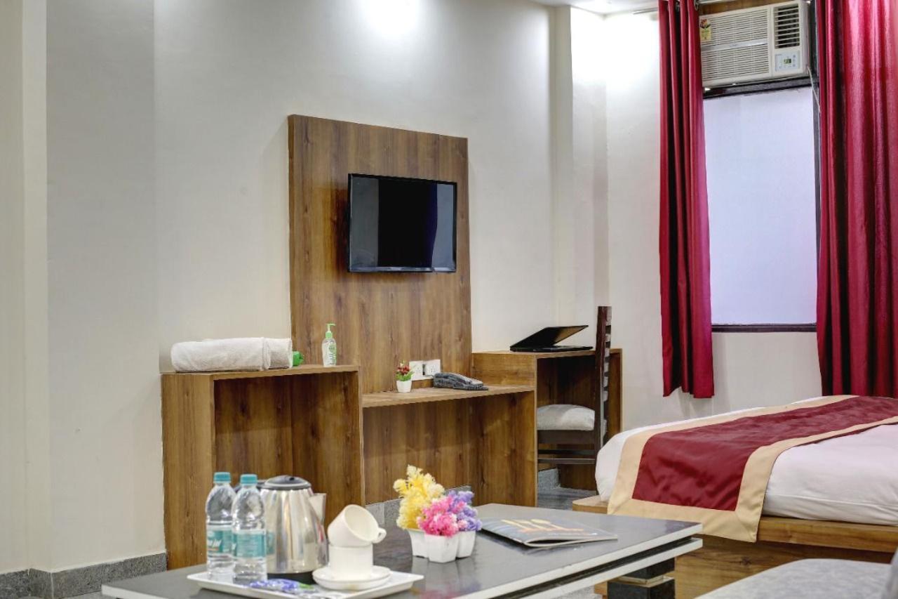 Hotel Premier Noida 135 Exteriör bild