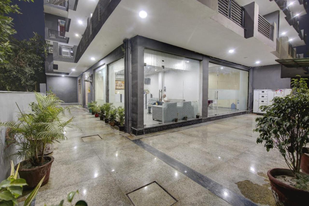 Hotel Premier Noida 135 Exteriör bild